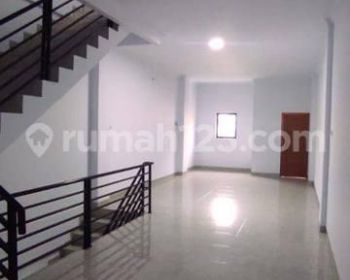Disewakan Ruko Taman Kota Jakbar 4,5x15 3 Lantai Brand New