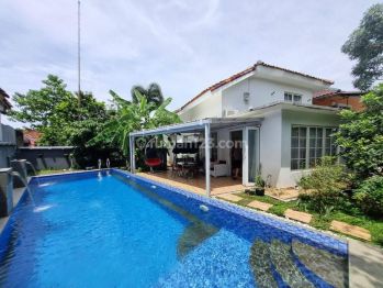 Rumah dengan kolam renang di Sentul City