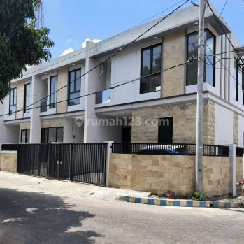 Rumah 2 Lantai Baru SHM di Simpang Darmo Permai Selatan, Surabaya