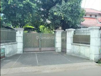 Rumah Asri dengan Halaman Luas dan Siap Huni di Cirendeu