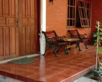 Rumah terawat,dukuh kupang timur dkt kampus Wijaya kusuma