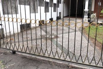 Dijual RUMAH dengan Tanah Luas di Lingkungan Aman, Tenang dan Asri di Cipinang