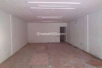 Ruko pinggir jalan raya muara karang rame