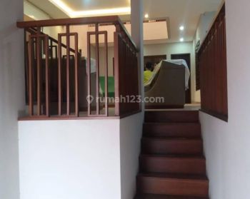 Rumah 2 Lantai Terawat di Komplek Setra Duta Bandung