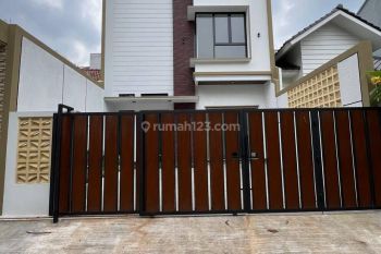 Rumah Modern Mewah Bangunan Kokoh di Bsd Nusaloka
