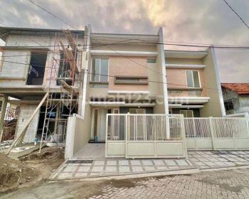 Sisa 1 Unit, Rumah Baru Manyar Indah 2 Lantai Row Jalan Lebar