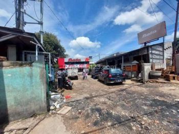Gedung  di jalan utama Tanah Luas di Kramat Jati,Jakarta Timur