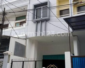 Rumah Baru Siap Huni
Jelambar Baru, Jakbar 4 Lantai SHM Baru