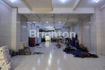 Harga OK ... Tempat Usaha 4 Lantai Kapasan Lokasi Strategis, Daerah Ramai dan -