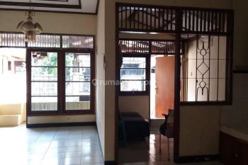 Rumah lama kokoh dekat perkantoran dan pendidikan
