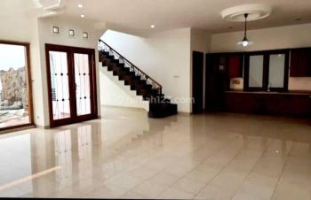 Rumah Mewah. Bagus. Semi Furnished. Siap Huni. Hadap Timur.