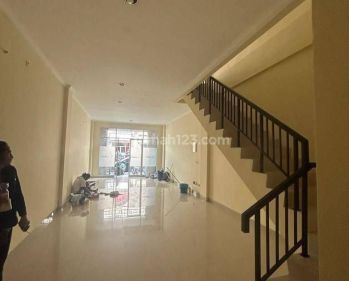 Sewa ruko green lake ,uk 4.5x15, 4 lt, kosong, lokasi strategis