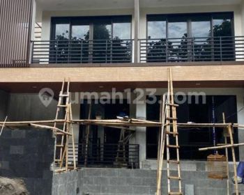 dijual rumah baru d cluater santorini dengan view pengunjnha