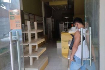 Disewakan Murah Ruko 3 Lantai Raya Karang Menjangan Surabaya Timur.