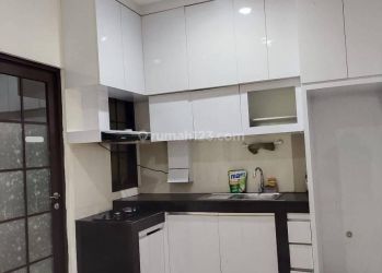 Di sewa rumah 2 lantai dengan fasilitas semi furnish dan nyaman