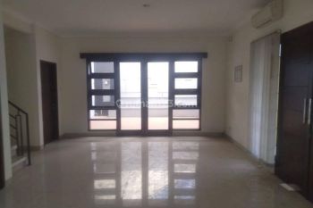 Rumah 2 Lantai Bagus Unfurnished SHM di Singgasana Pradana , Bandung