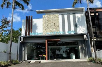 Gedung Showroom Dengan Villa Lokasi Akses Jalan Besar
