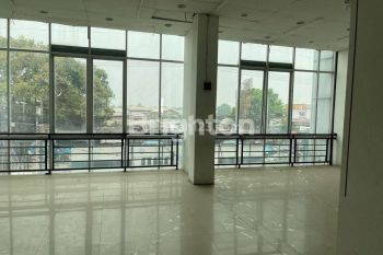 Ruko Gandeng Pinggir Jalan