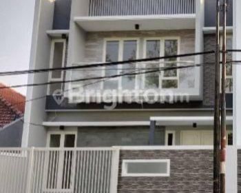 Rumah Baru 2Lantai Dekat Sekolah Petra Manyar