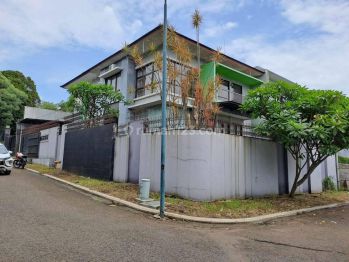 Rumah Nyaman Strategis Full Furnish di Cluster Setra Duta Bandung