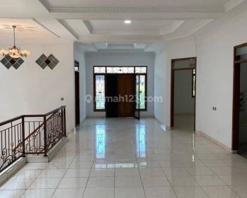 Rumah Besar Lux Posisi Hook di Sumber Sari