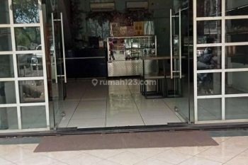 Ruko bagus siap huni 4,5 lantai di Ciputat pinggir jl raya