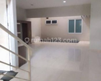 Disewakan rumah cantik dua lantai siap huni pondok indah