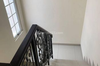 Disewakan rumah 3 Lantai SHM Bagus dan murah banget yuk sewakan