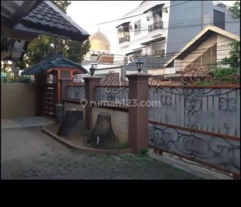 Dijual Rumah 2 Lt di Menteng Jakarta Pusat