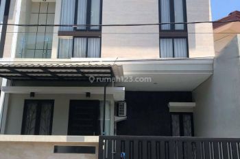 JUAL RUGI, Harga B.U* 
Rumah 2 Lt  Cantik Minimalis
Di Pondok Candra Waru