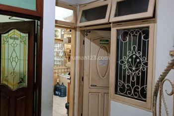 RUMAH BAGUS - DEKAT MABES - HARGA SEWA 225 JUTA PER TAHUN. NEGO -