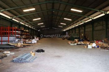 Gudang Luas di Margomulyo 5700 m2 Ada Kantor dan Tanah Samping