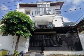 Rumah Kost 3 Lantai di Babatan Pilang Wiyung Surabaya