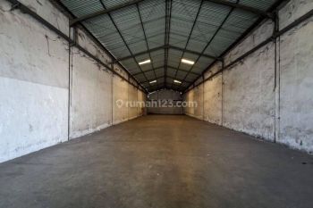 Gudang Margomulyo Permai siapa huni