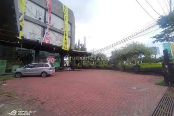 Bangunan Gedung 3 Lantai Area Komersil, Siap Pakai Dengan Lahan Parkir Yang Luas