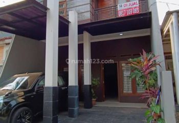 di Sewa Rumah 2 Lantai , Lokasi Startegis , Ada 3 Kamar Tidur Dan 2 Kamar Mandi,