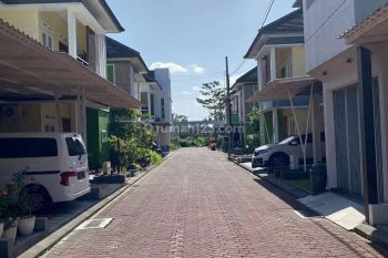 RUMAH MEWAH 2 LANTAI STRATEGIS DALAM PERUMAHAN DENGAN KUALITAS TERBAIK DI JALAN