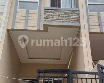 Rumah Tomang di Jalan rawa kepa 3 Lantai SHM imb jalan 2 mobil