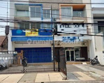 Ruko 3 lantai siap pakai di tengah kota