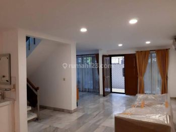 Rumah Siap Huni 2 Lantai Bagus Tomang SHM