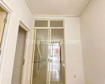 Sewa rumah 2 lantai dengan model sederhana