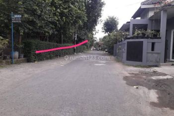 Tanah tepi aspal Minomartani condong catur