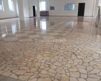 Gedung Disewa 4 Lantai di Sayap Setiabudi