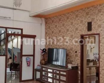 Dijual Cepat Rumah Gaya Klasik 2 Lantai Siap Huni