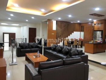 Rumah 3 Lantai Furnished di Elang Laut Pantai Indah Kapuk, Jakarta Utara