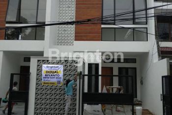 RUMAH SCANDINAVIAN BARU GRESS 2 LT DI GADING PANTAI SURABAYA DEKAT PAKUWON CITY,