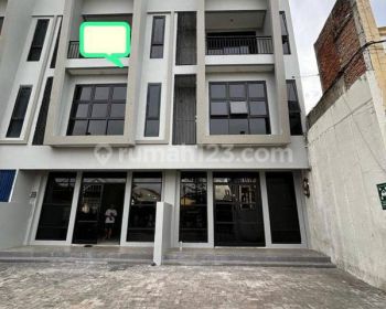 Ruko gandeng 3,5 lantai di Tebet dalam utara