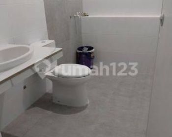Ruko 3 lantai baru siap renovasi