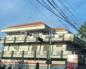Gedung Mewah 3 Lantai Area Ramai di Denpasar yt