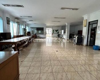 Dijual Gedung / Kantor & Gudang Dengan Lokasi Sangat Strategis di Jakarta Barat